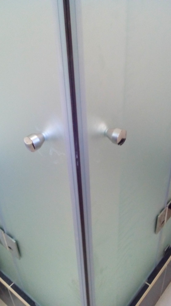 Душевое ограждение с дверцами матовое стекло