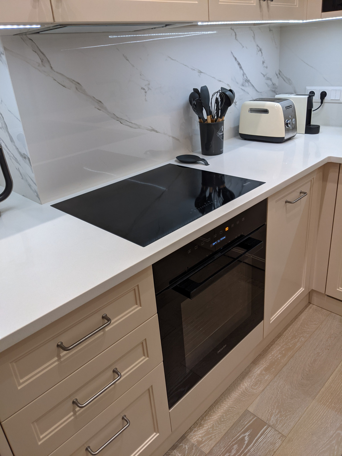 Маленькая белая кухня в неоклассическом стиле