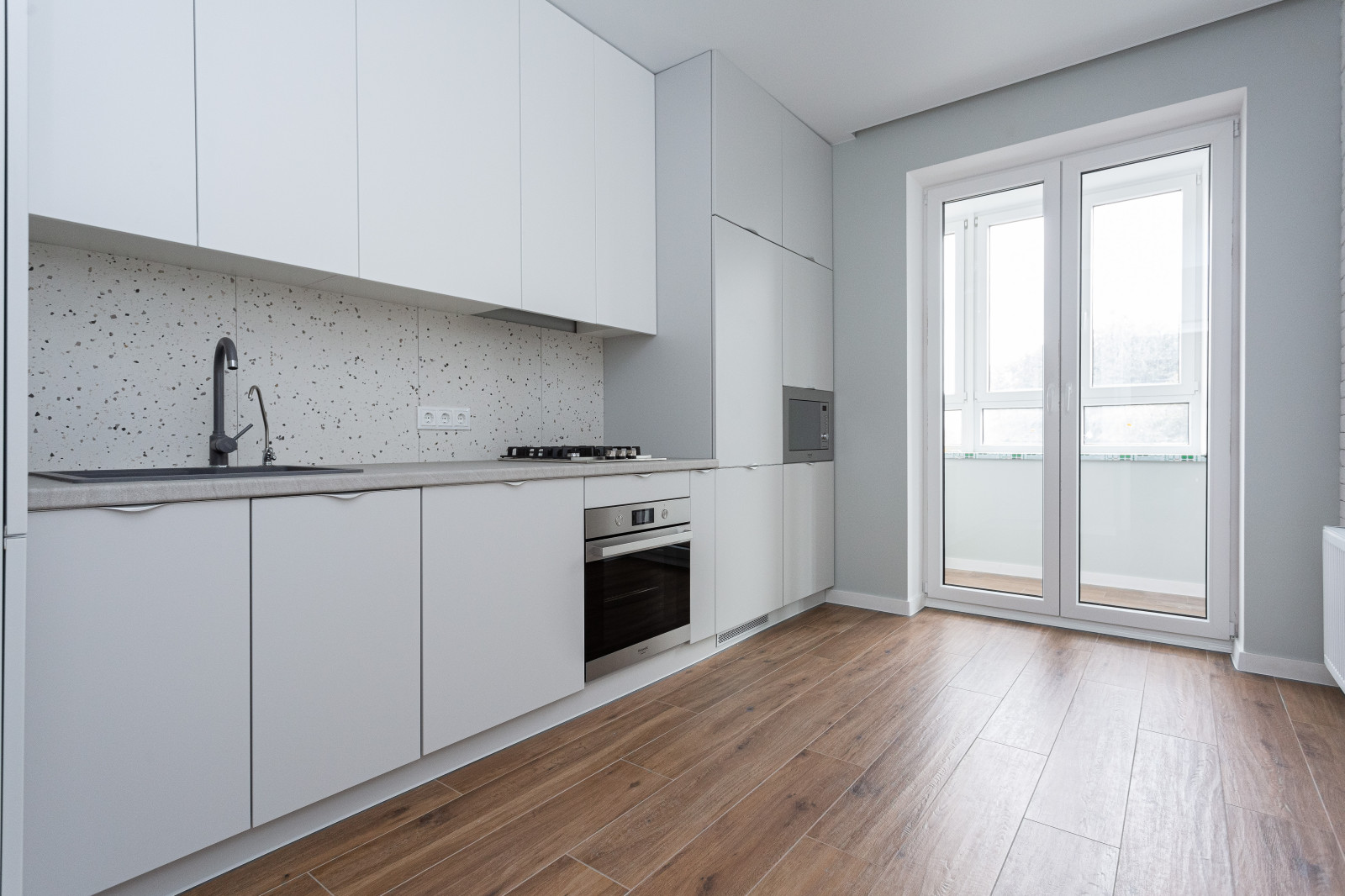 Матовая белая современная кухня