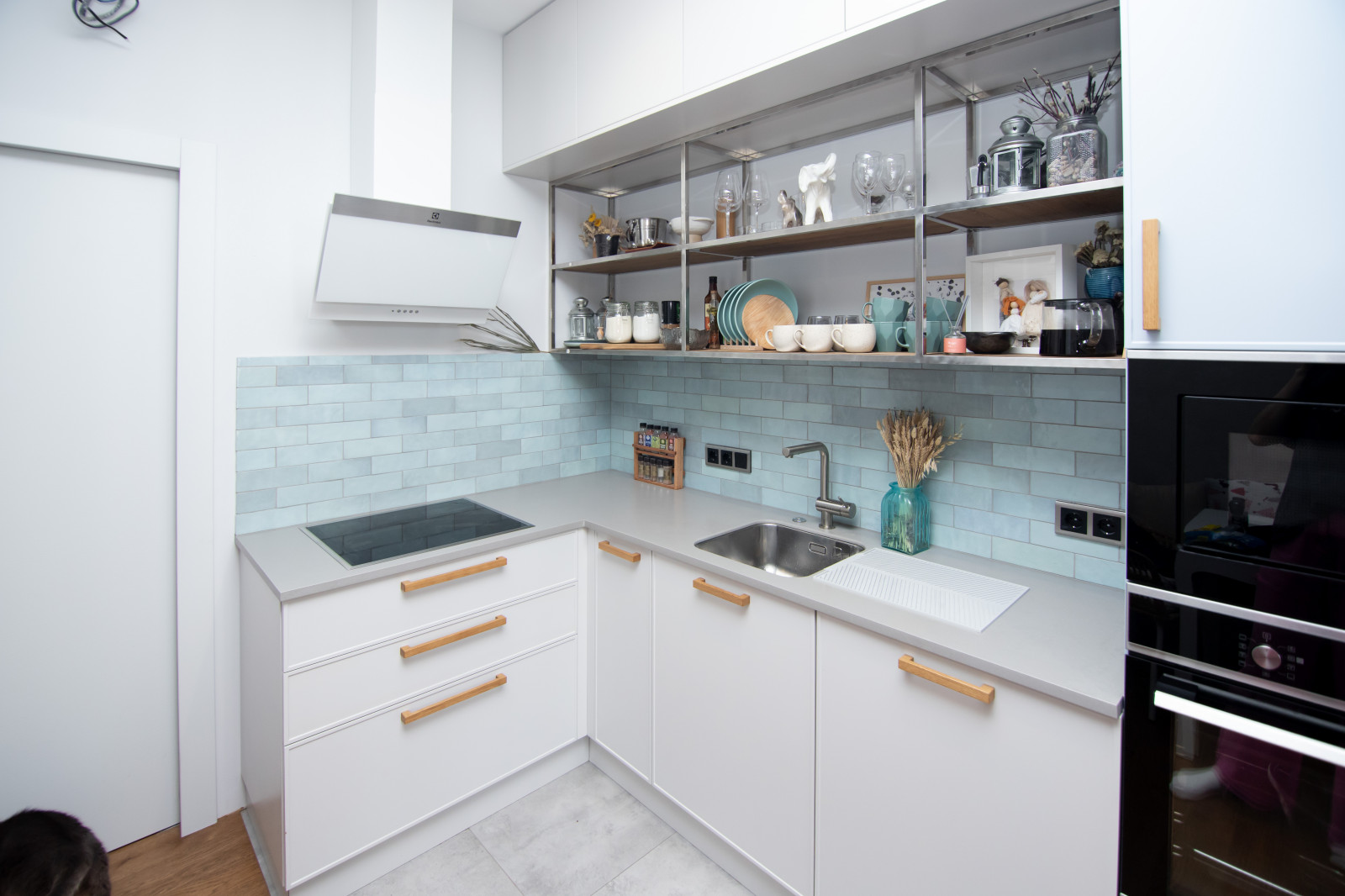 Обложка проекта: Светлая кухня в неоклассическом стиле