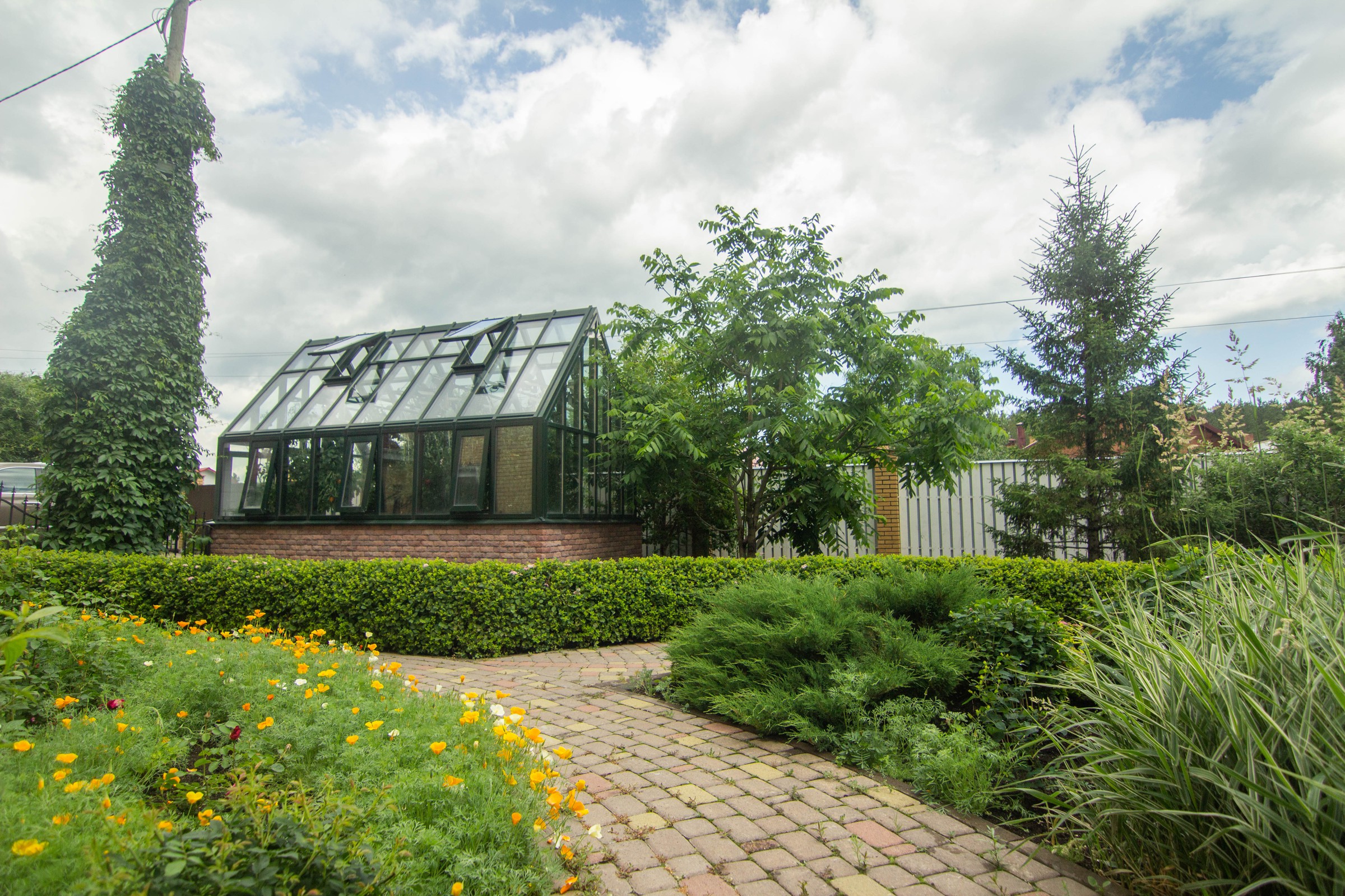 Сад с зеленой крышей