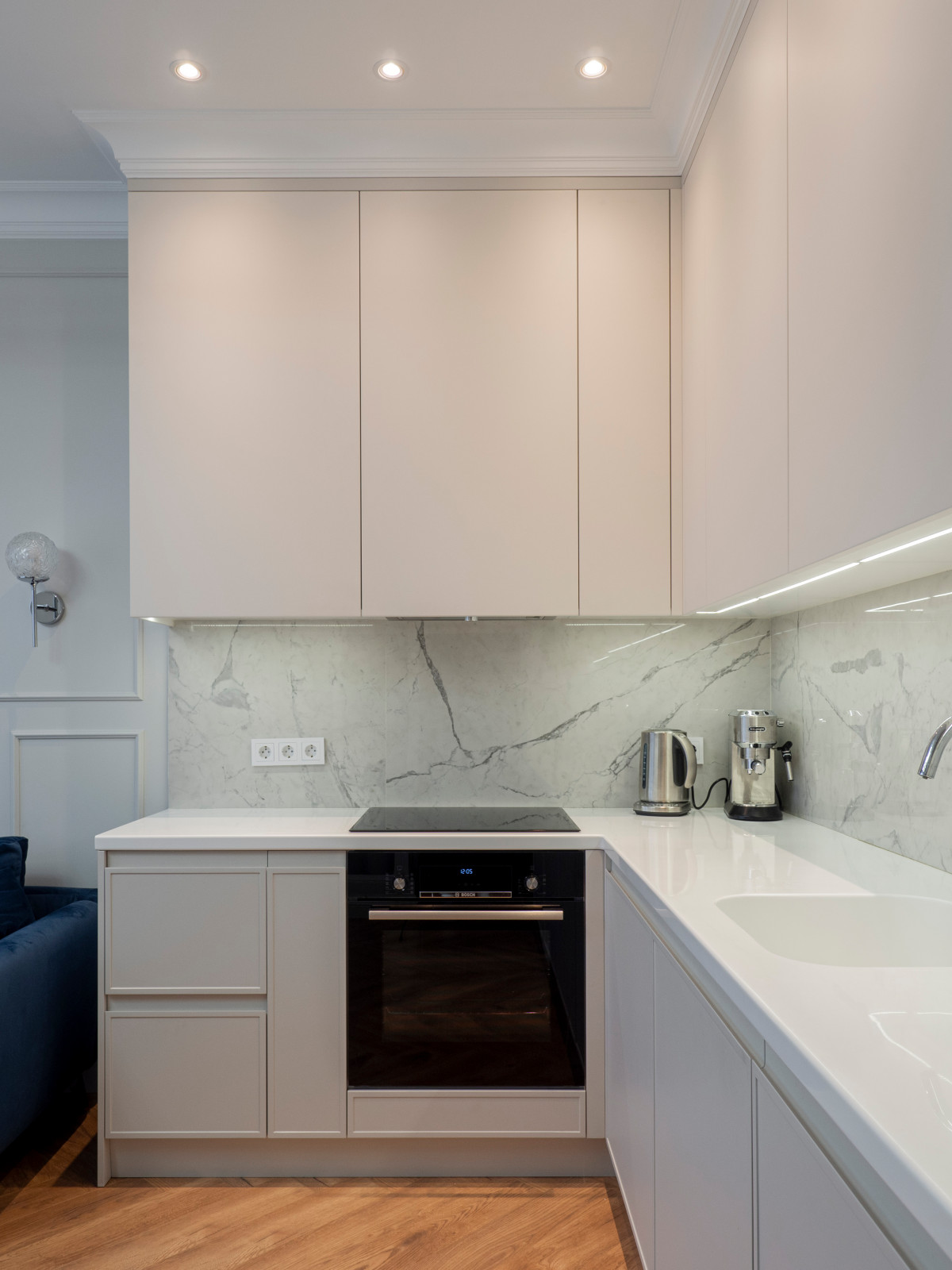 Белая кухня в стиле минимализм