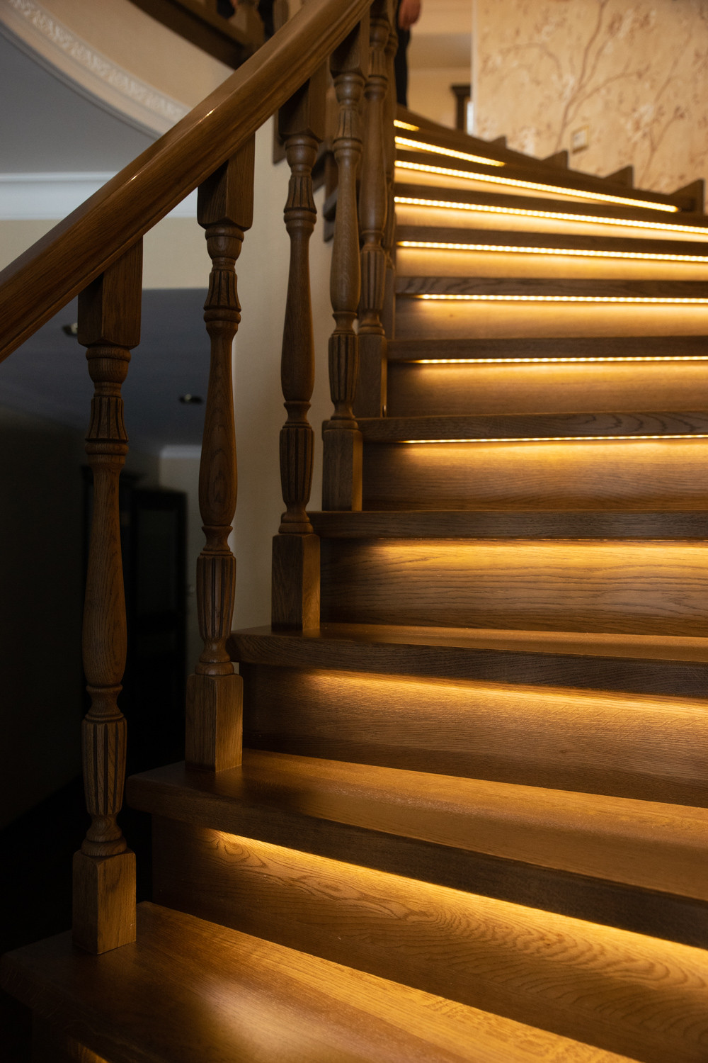 Проект 6 - Радиальная лестница из дуба на бетонном основании в Подмосквовье