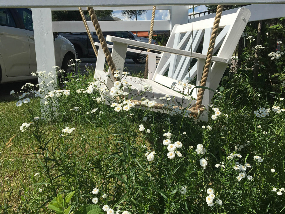 Деревянные качели с веревочным подвесом