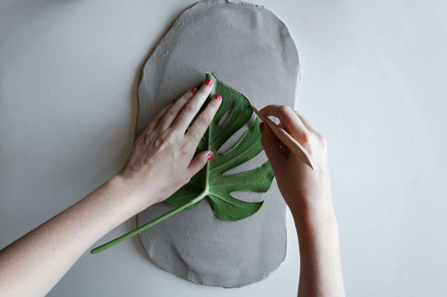 Своими руками: Тарелка в форме листа монстеры