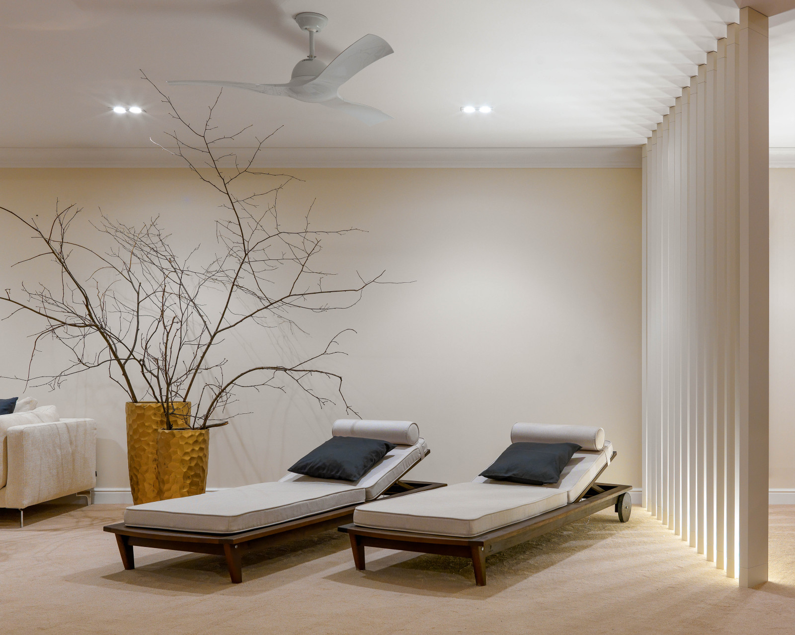 Двухэтажный коттедж в черте Москвы: зона отдыха на цокольном этаже