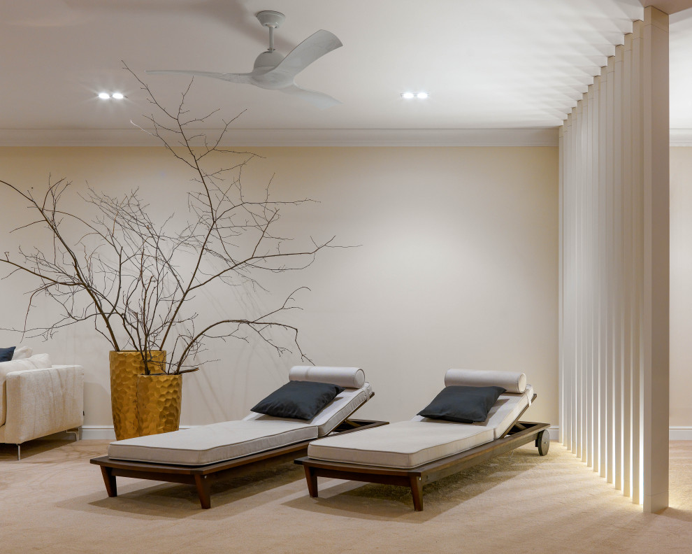 Двухэтажный коттедж в черте Москвы: зона отдыха на цокольном этаже