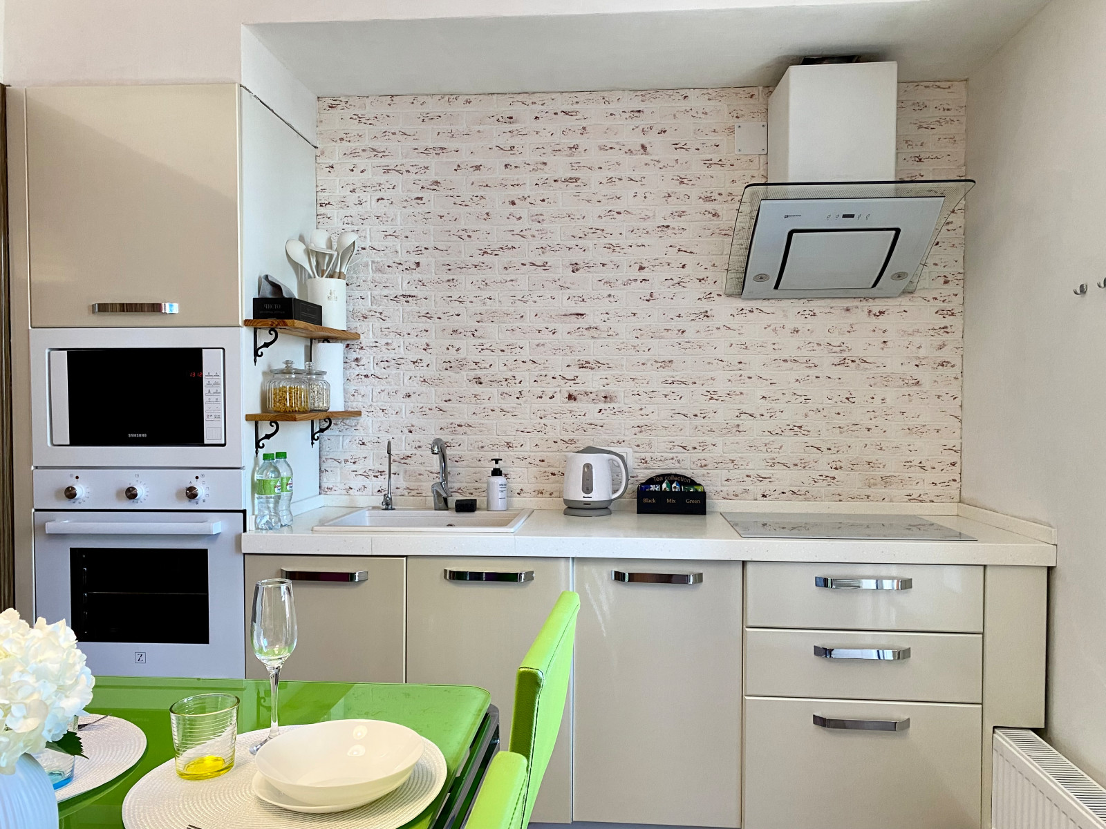 Обложка проекта: Яркая квартира для сдачи в посуточную аренду