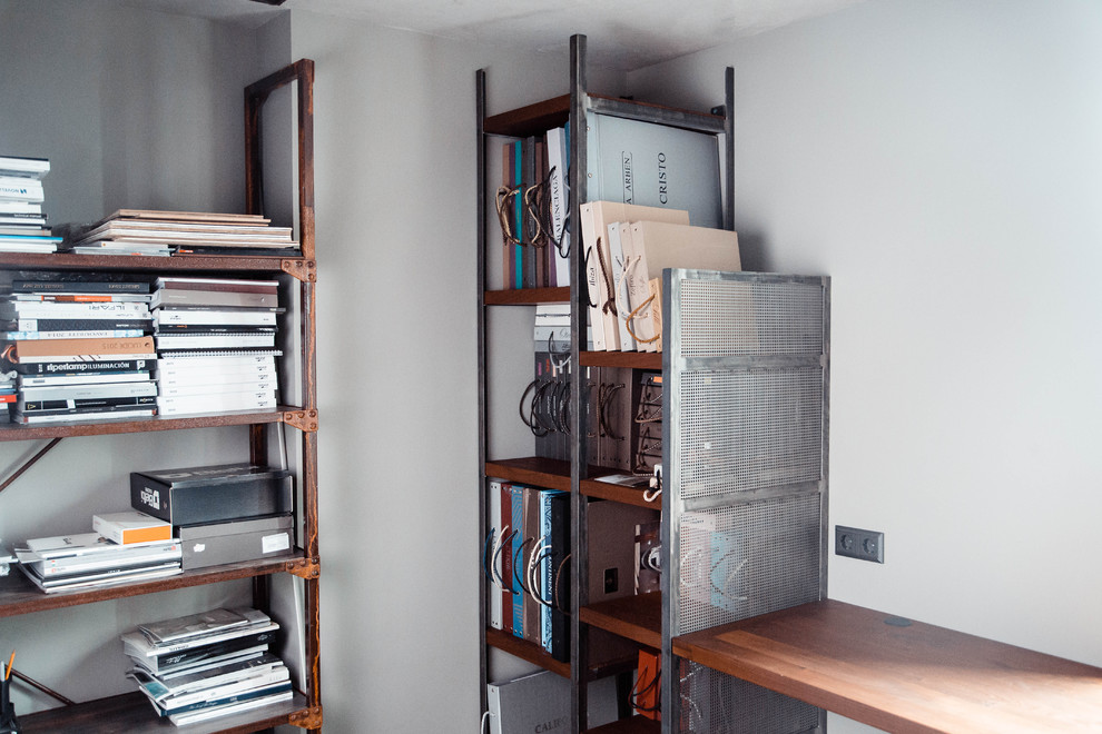 Рабочий стол и стеллаж