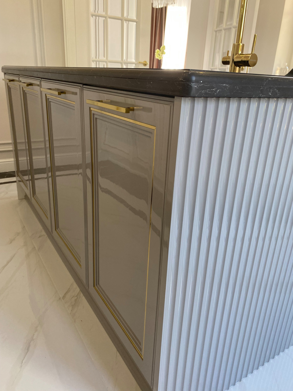 Кухня Аурелия. Латунь и эмаль глянец