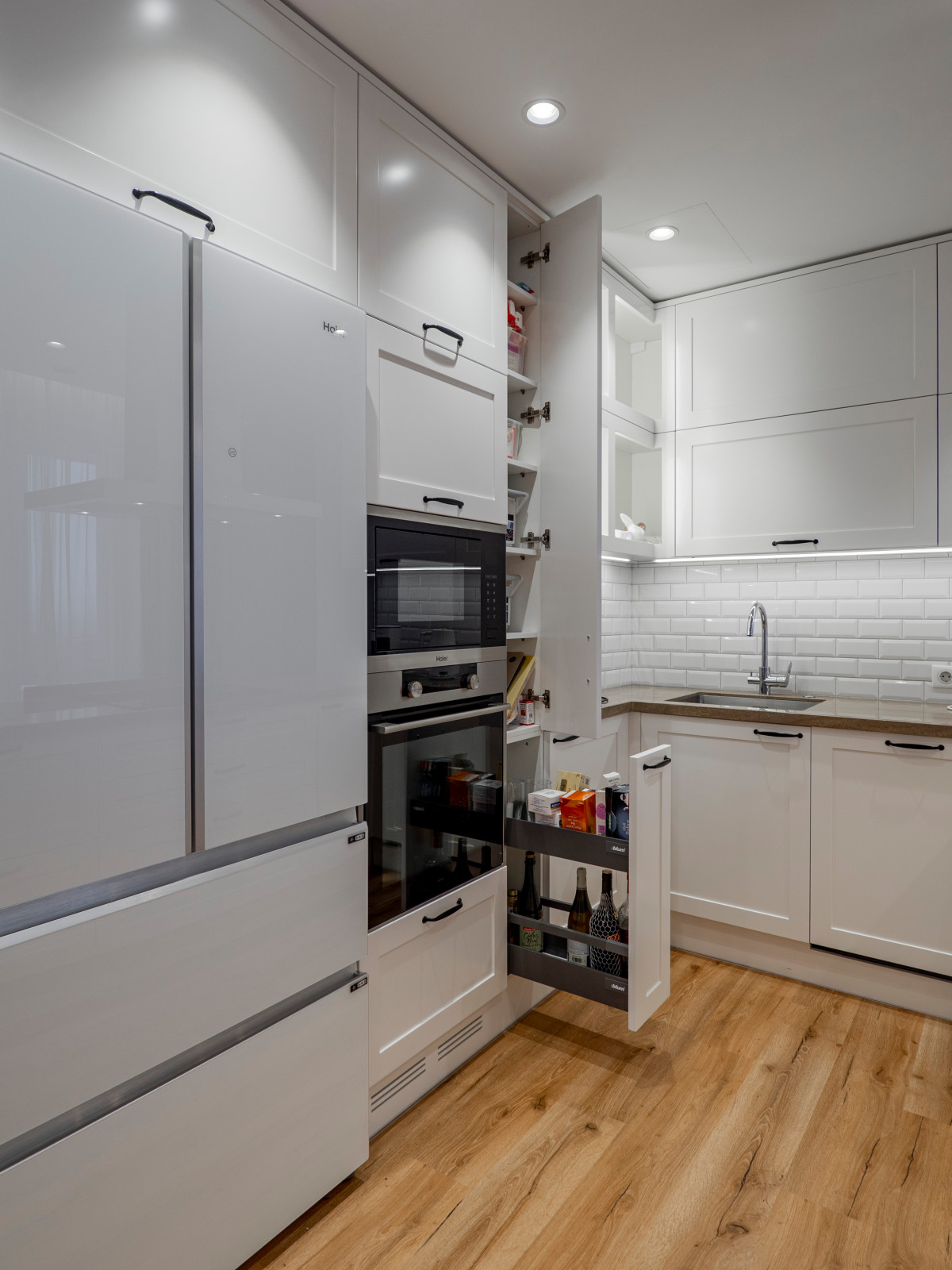 Стильная неоклассическая кухне в белом цвете