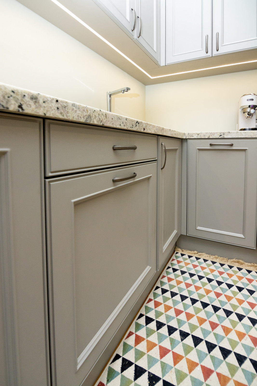 Светло-серая кухня в классическом стиле