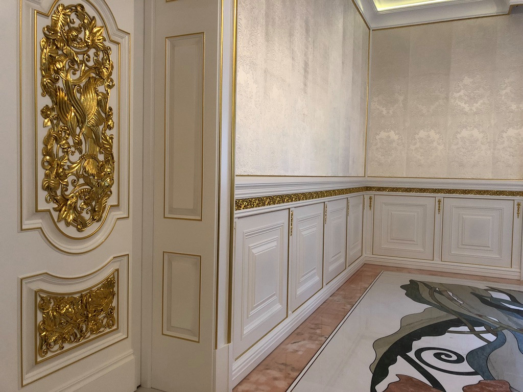 Панели с дверьми.