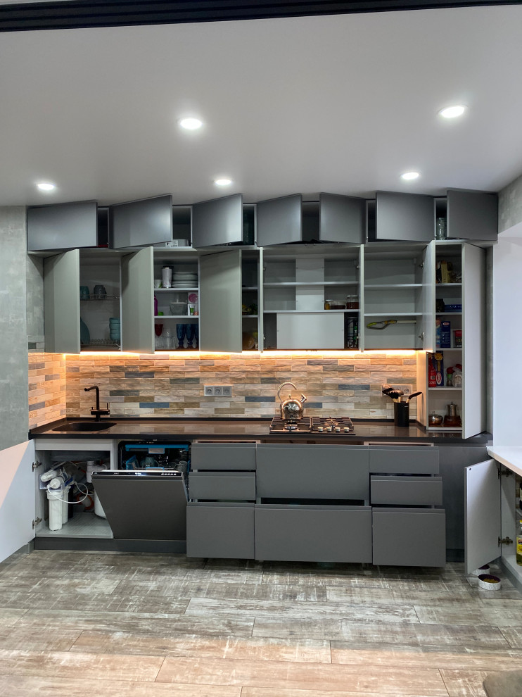 Кухня в стиле минимализм с антресолями