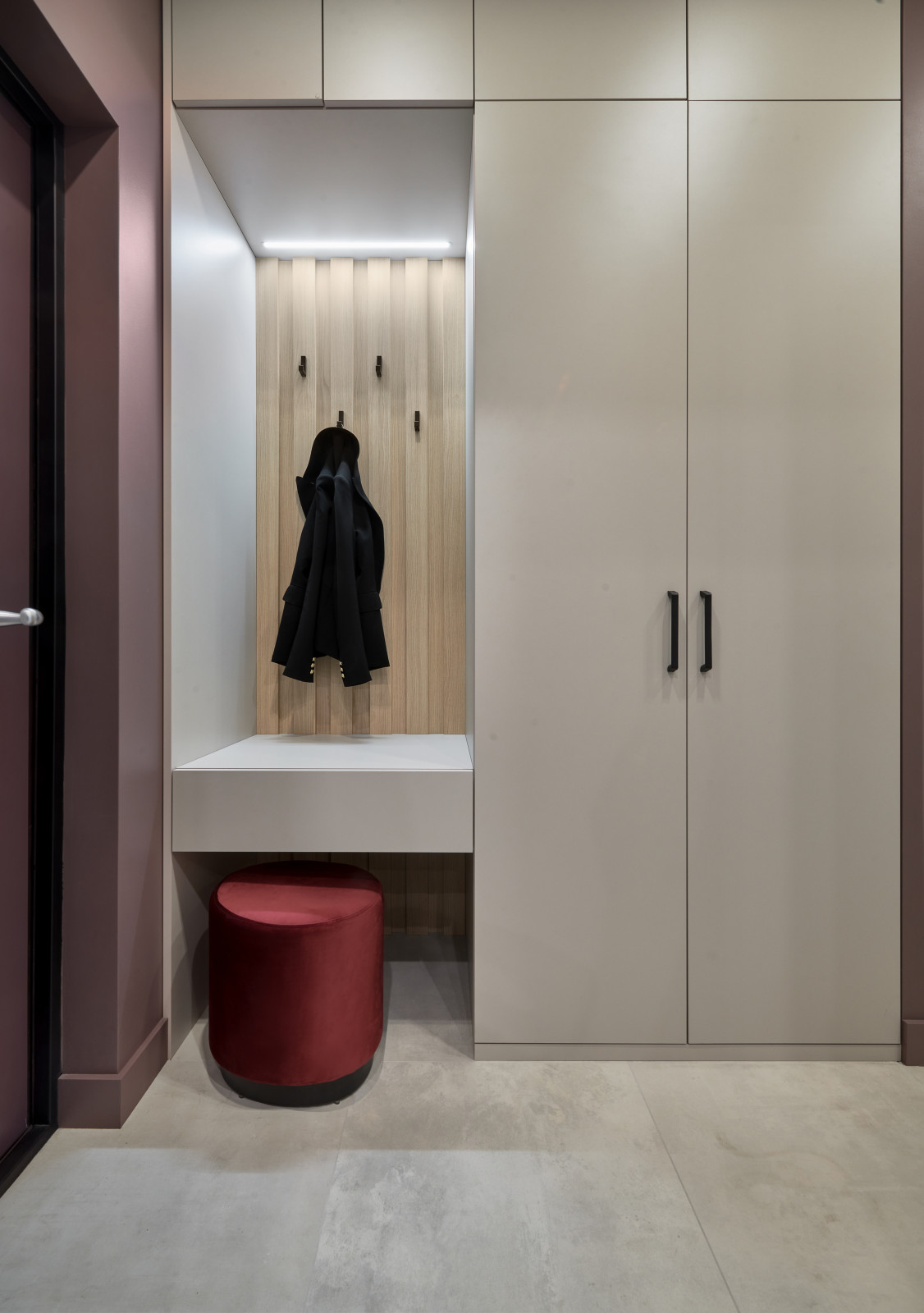 Современный интерьер с фиолетовыми акцентами