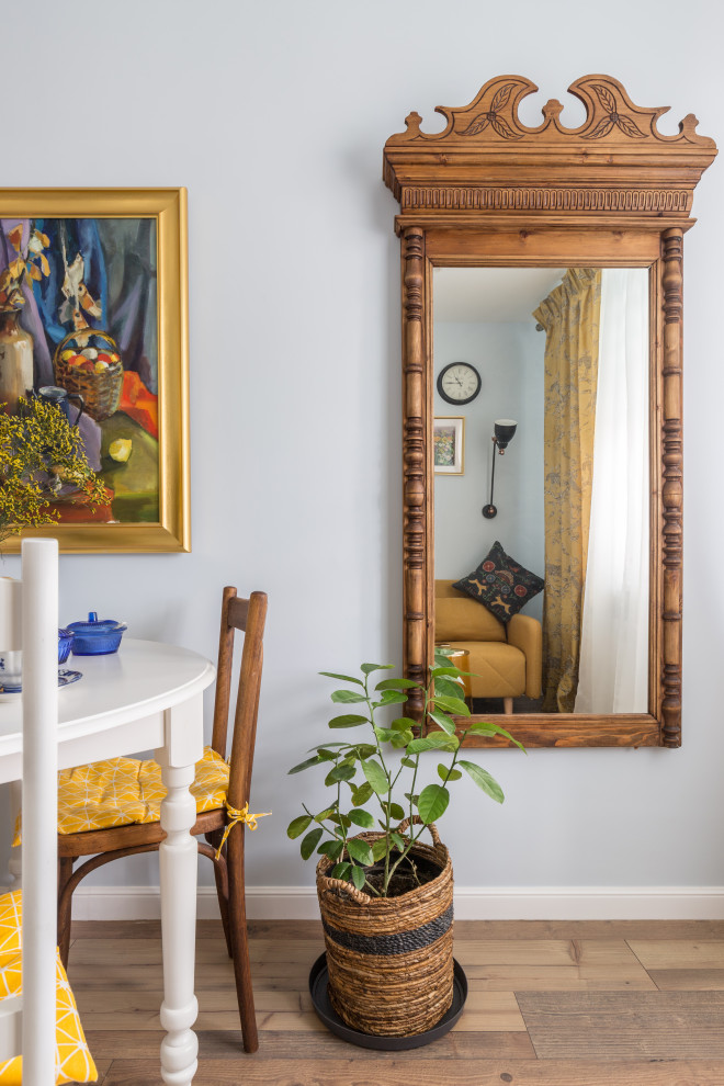 Кухня с латунным фартуком