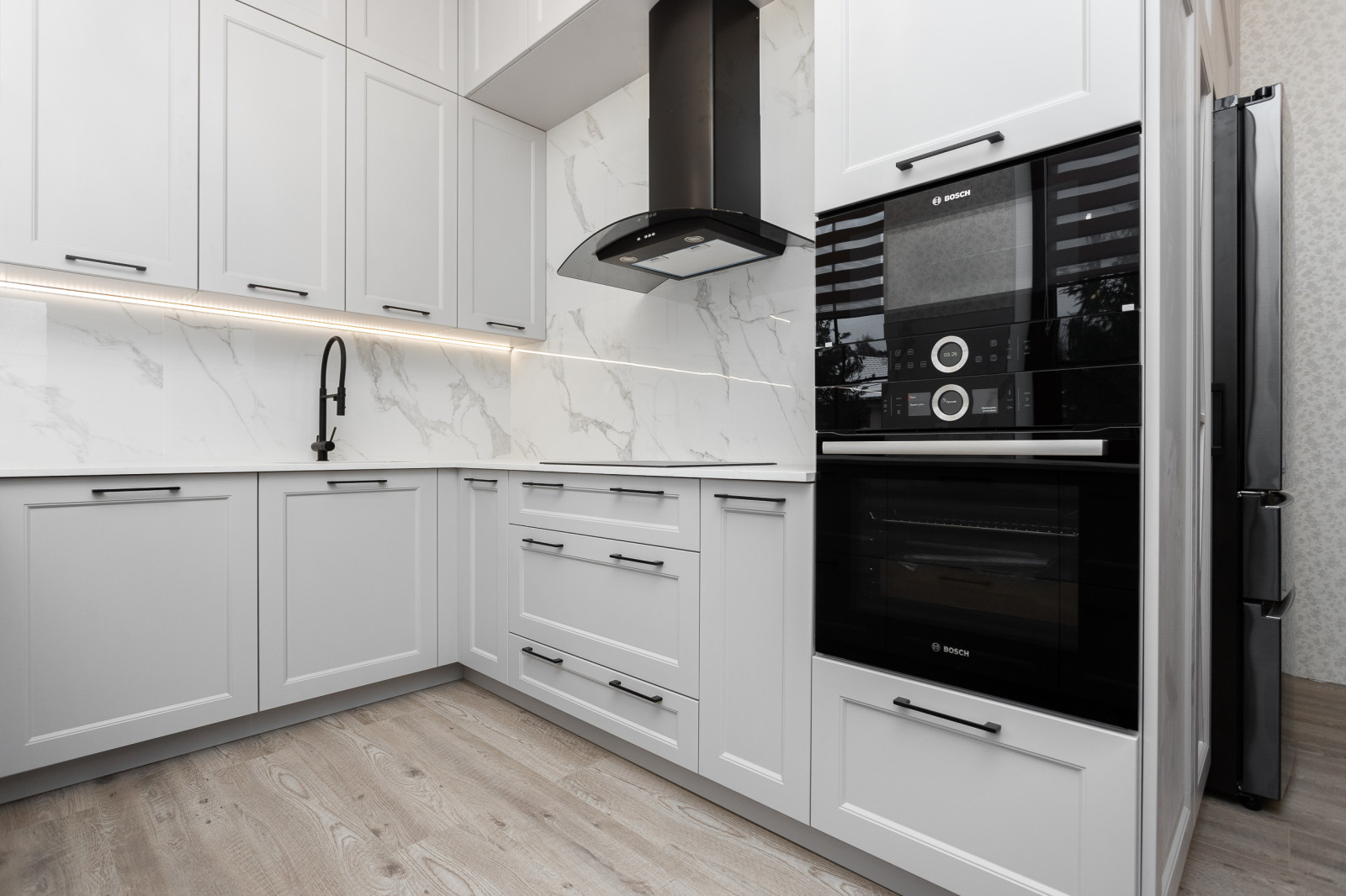 Кухня в стиле современная классика у моря