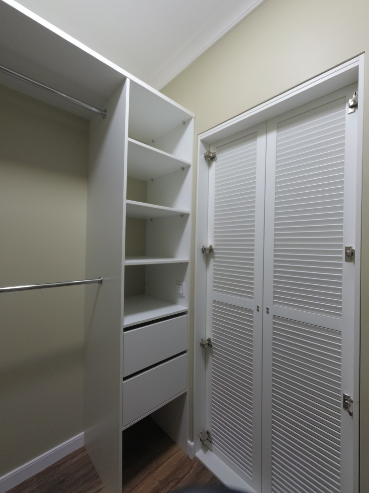 Двери-жалюзи в гардеробной