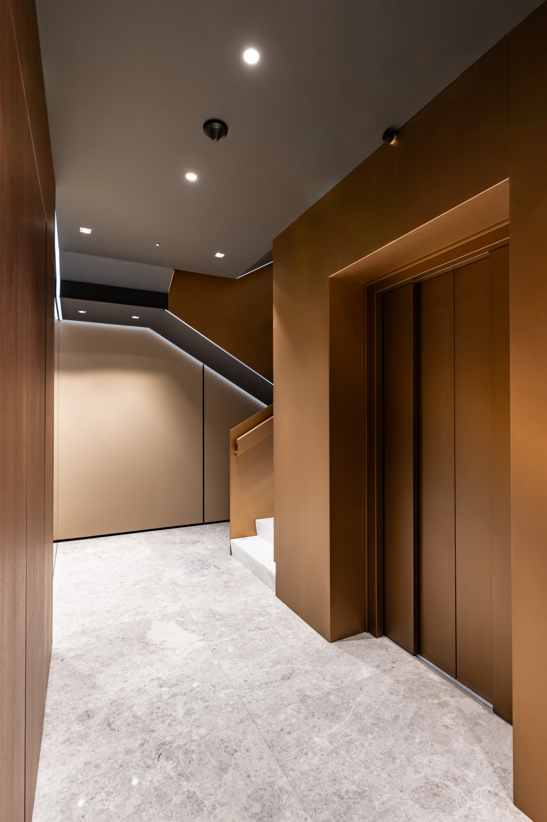 Облицовка металлом лифтового помещения