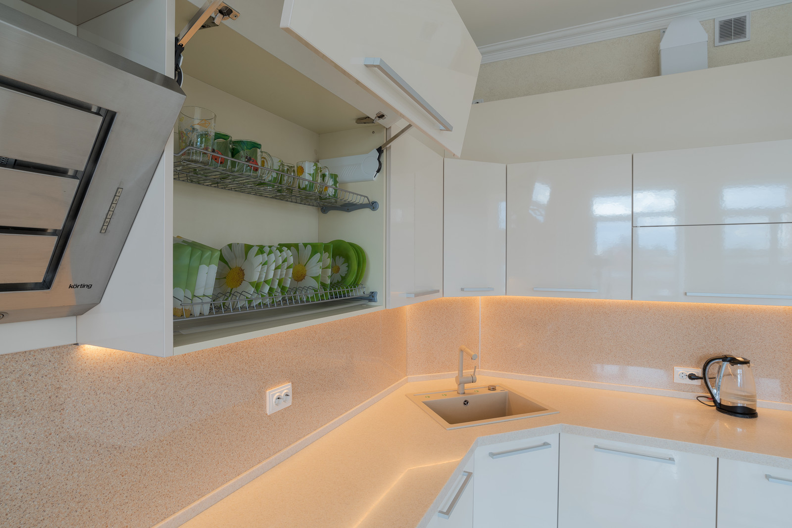 Современная кухня цвета айвори