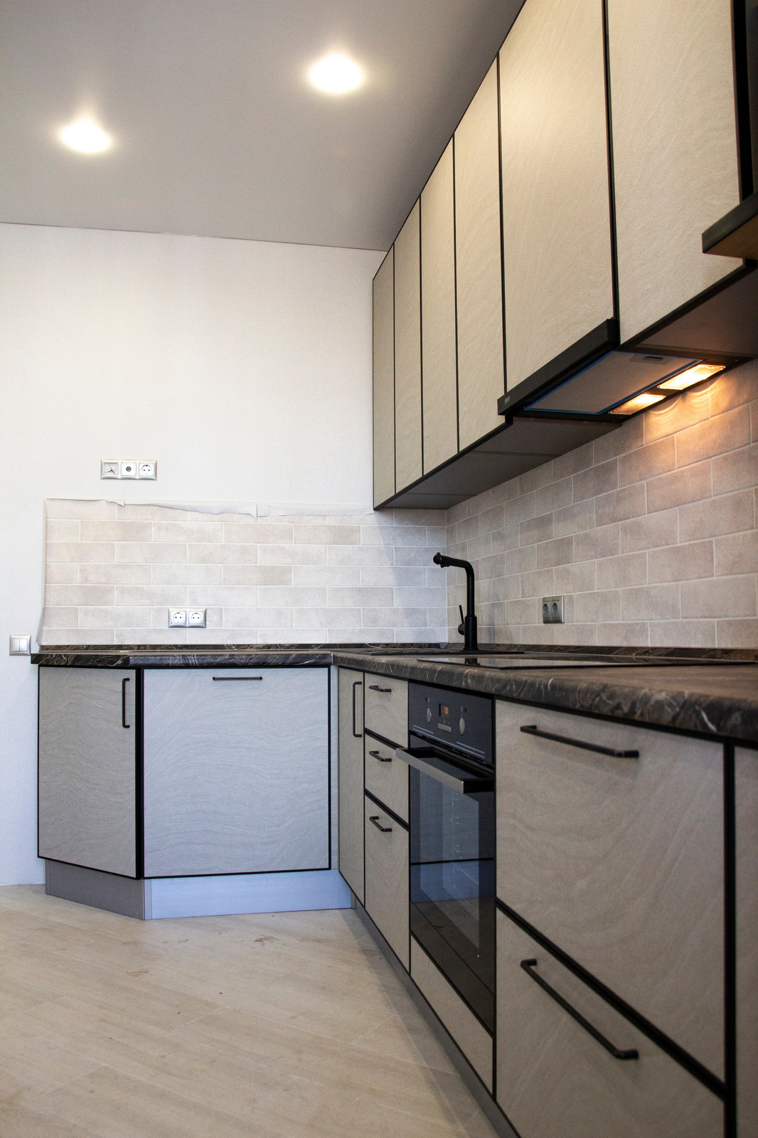 Обложка проекта: Кухня из пластика с фасадами под бетон