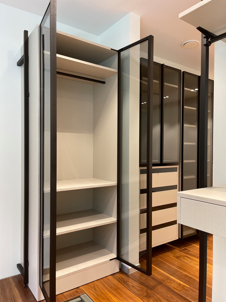 Распашной шкаф с системой RPE raumplus и Гардеробная система UNO raumplus