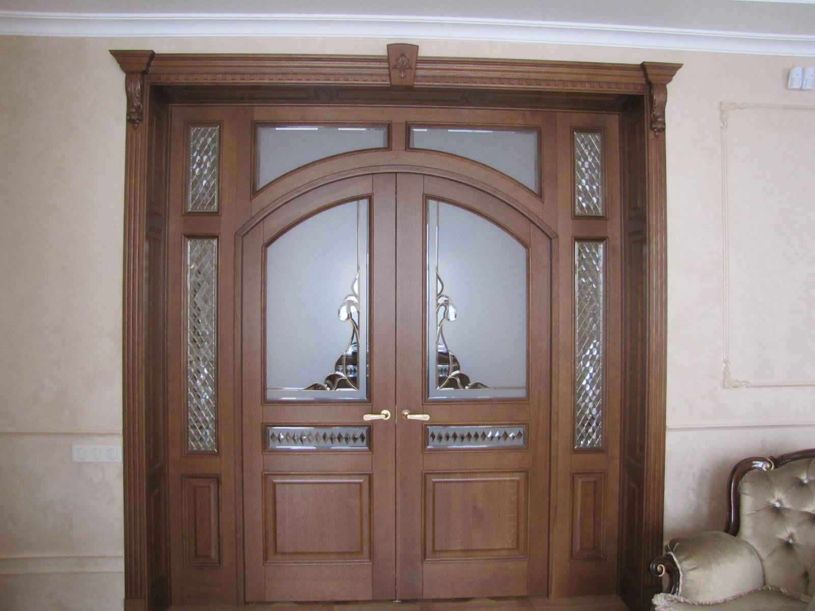 Двери из массива