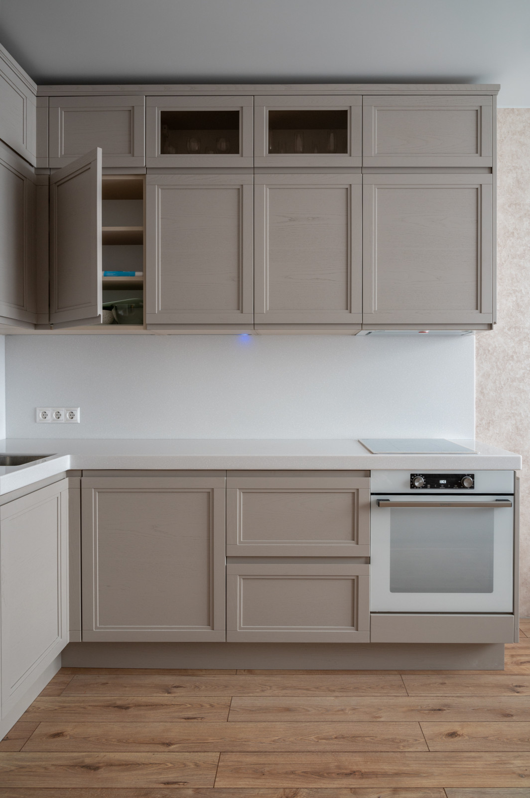 Кухня из массива с интегрированной ручкой