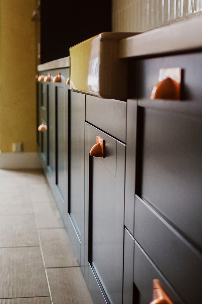 Изумрудная кухня в частном доме