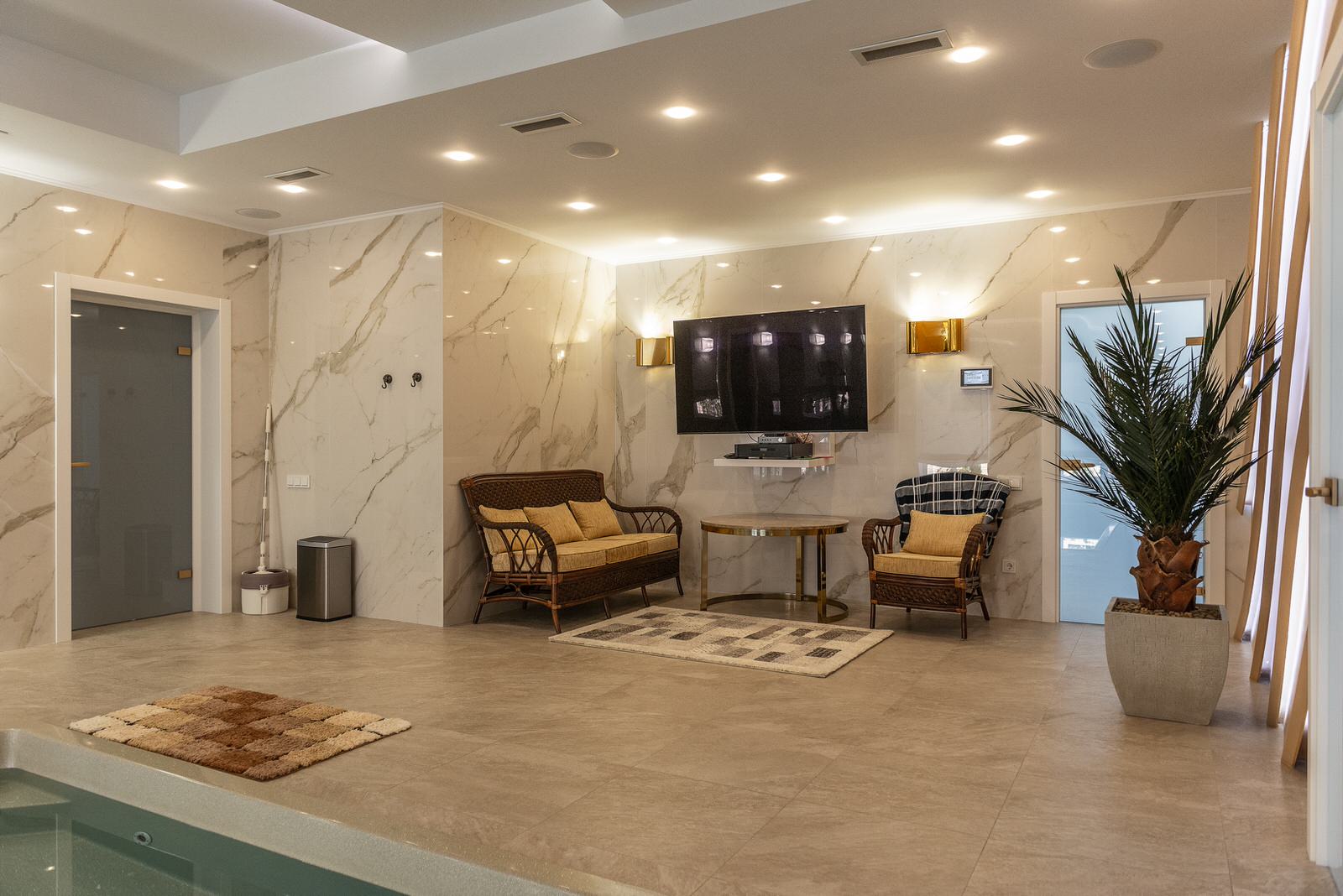 Дом с бассейном