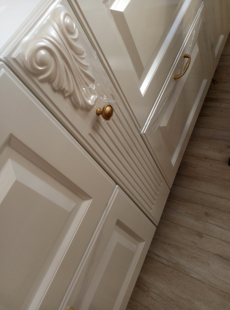 Кухня и гостиная с витринами