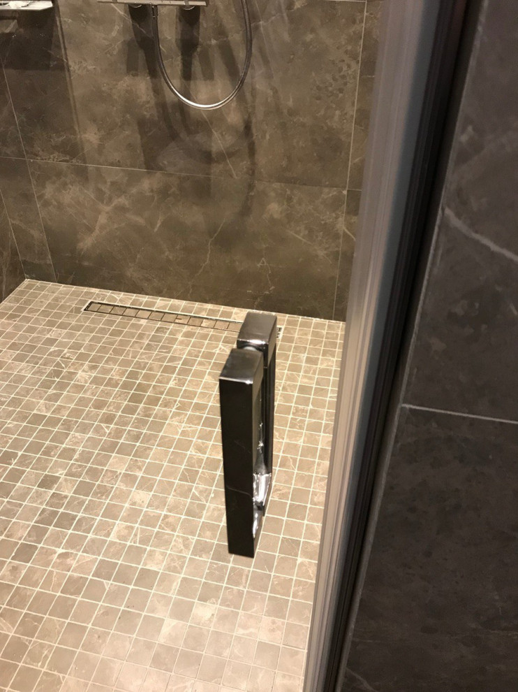 Стеклянная дверь в душевую