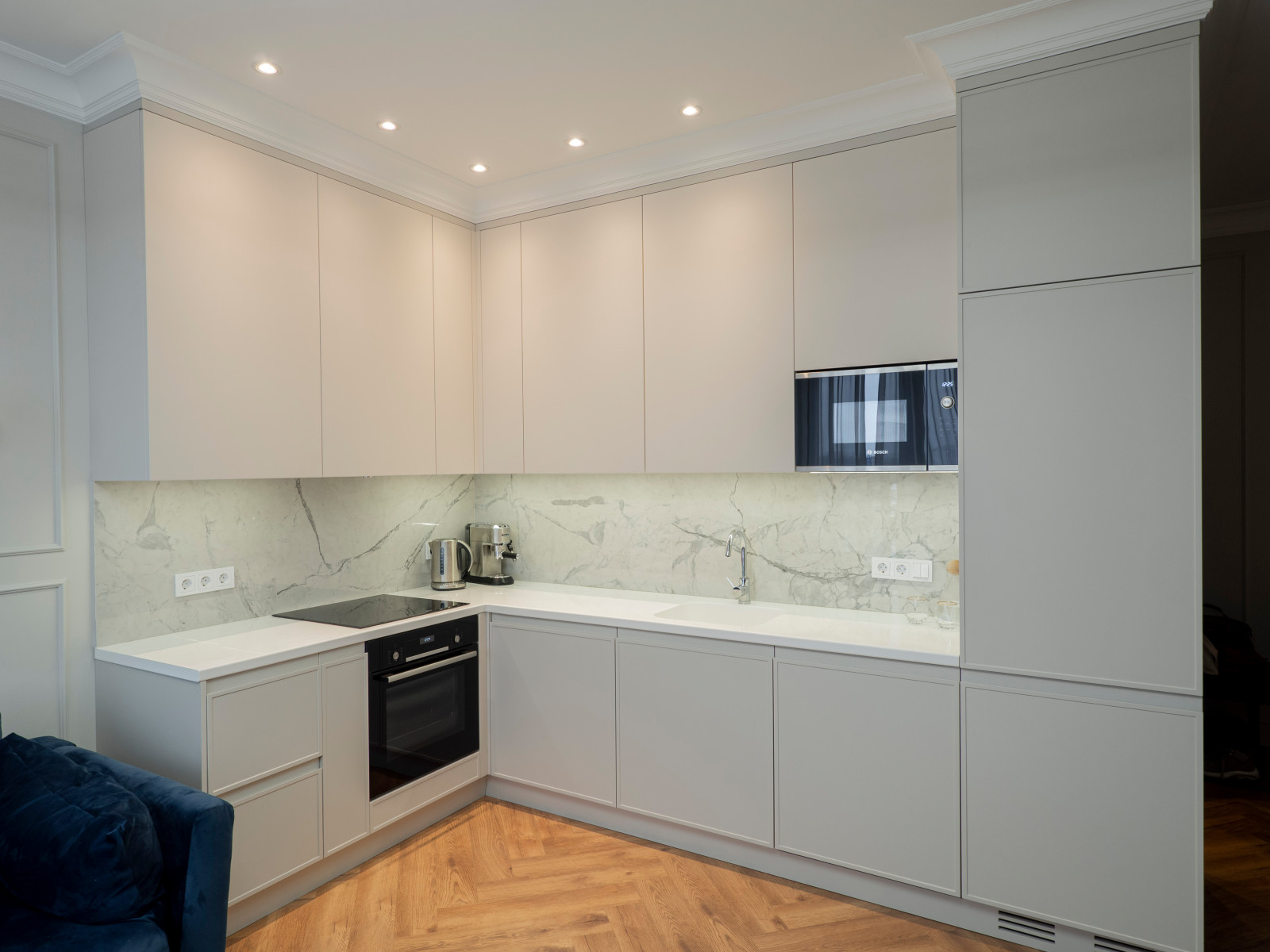 Белая кухня в стиле минимализм