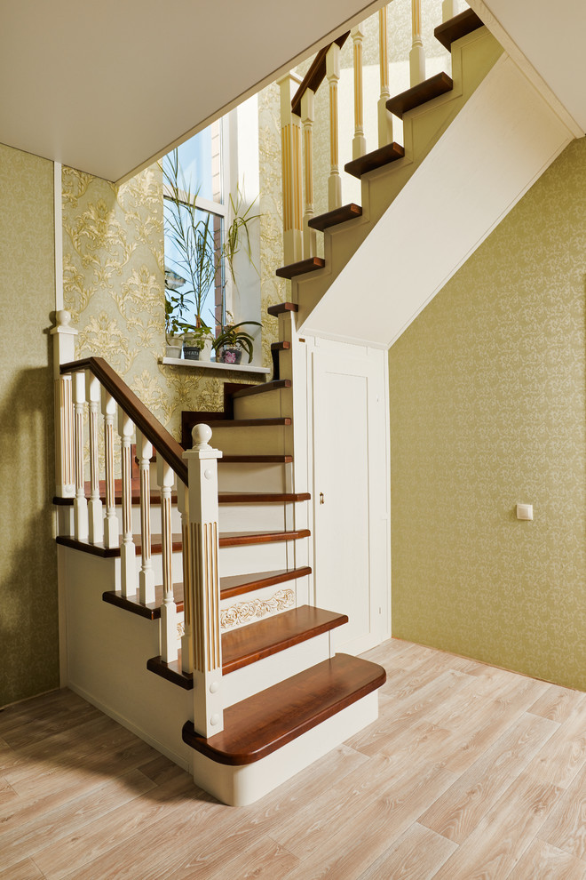 Лестница с резным подступенком