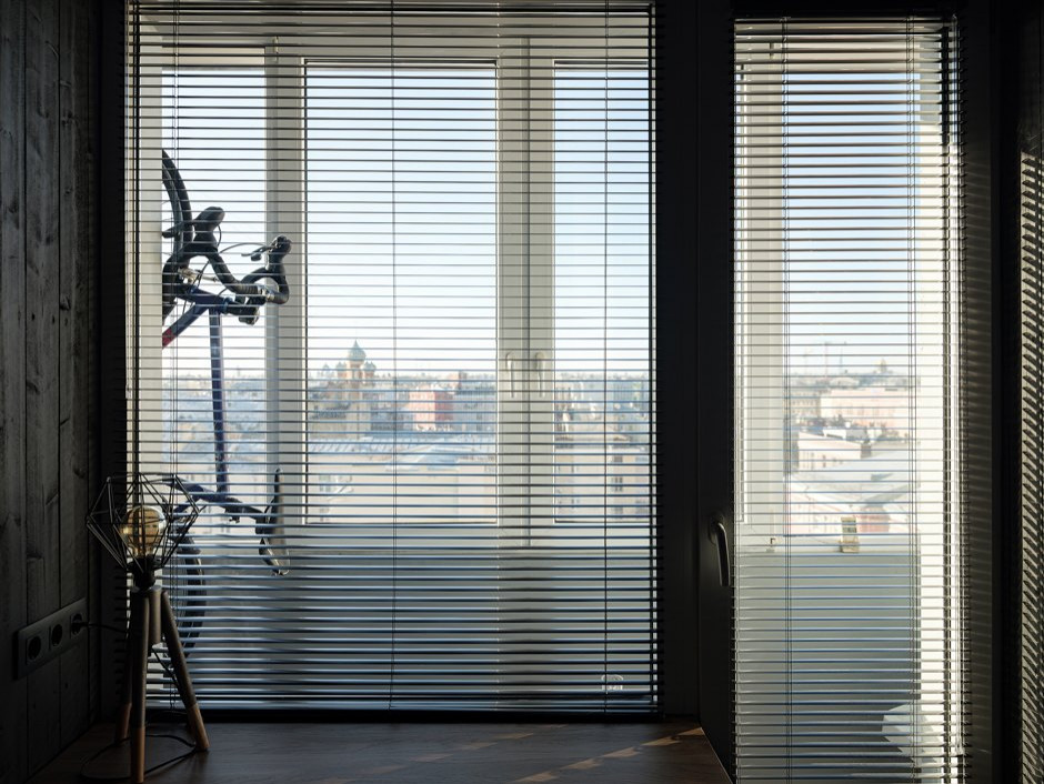 Квартира-студия с черным потолком в стиле лофт