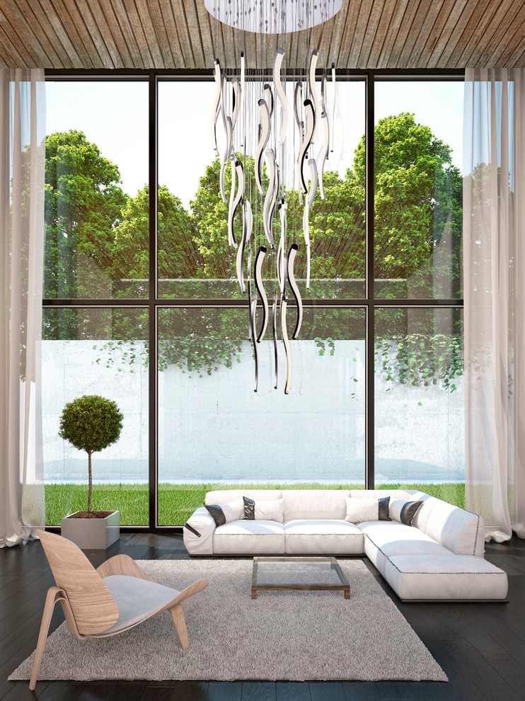 Светлая гостиная с высоким потолком и витражными окнами