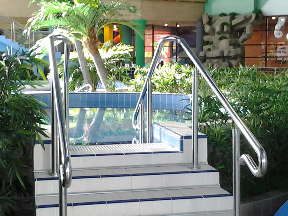 Перила из нержавейки в аквпарке.
