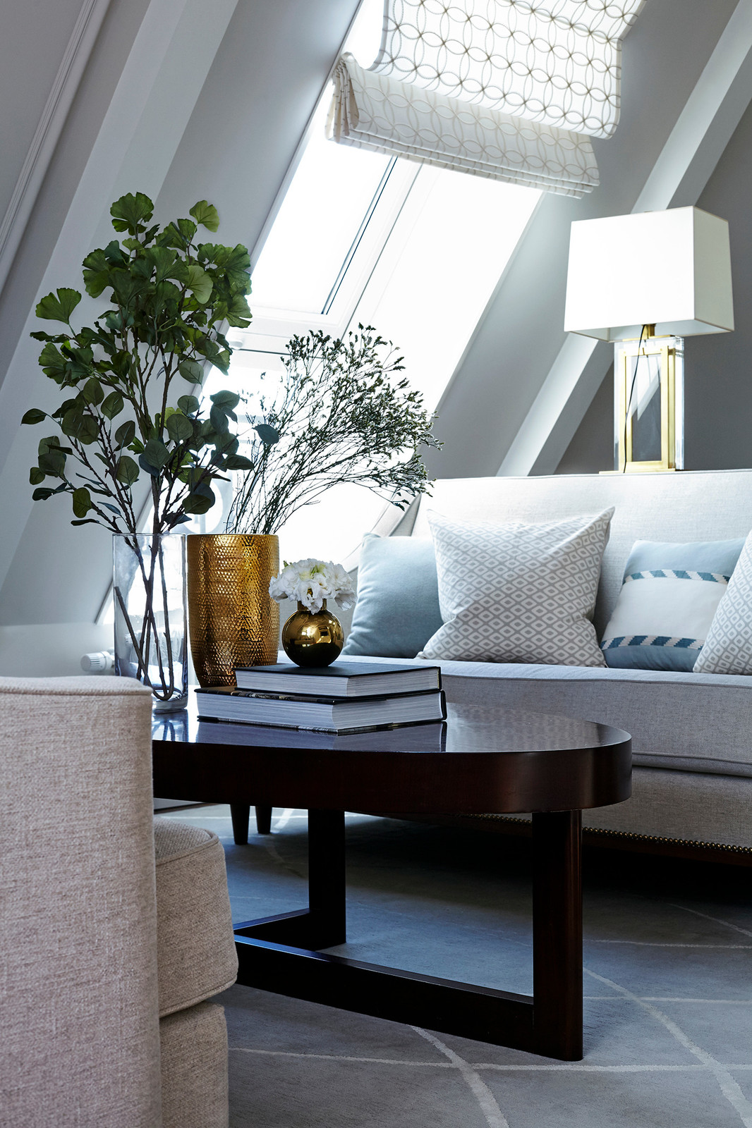 Houzz тур: Двухэтажная квартира с мансардой и спрятанной кухней