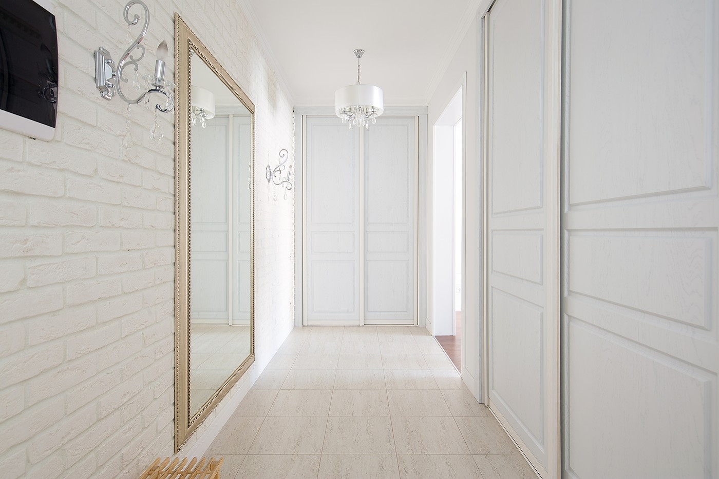 Двухкомнатная квартира с белым кирпичом