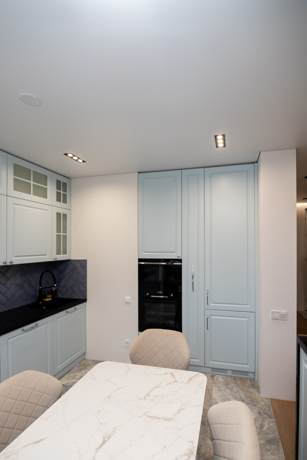 Кухня в серо-голубом цвете с барной стойкой