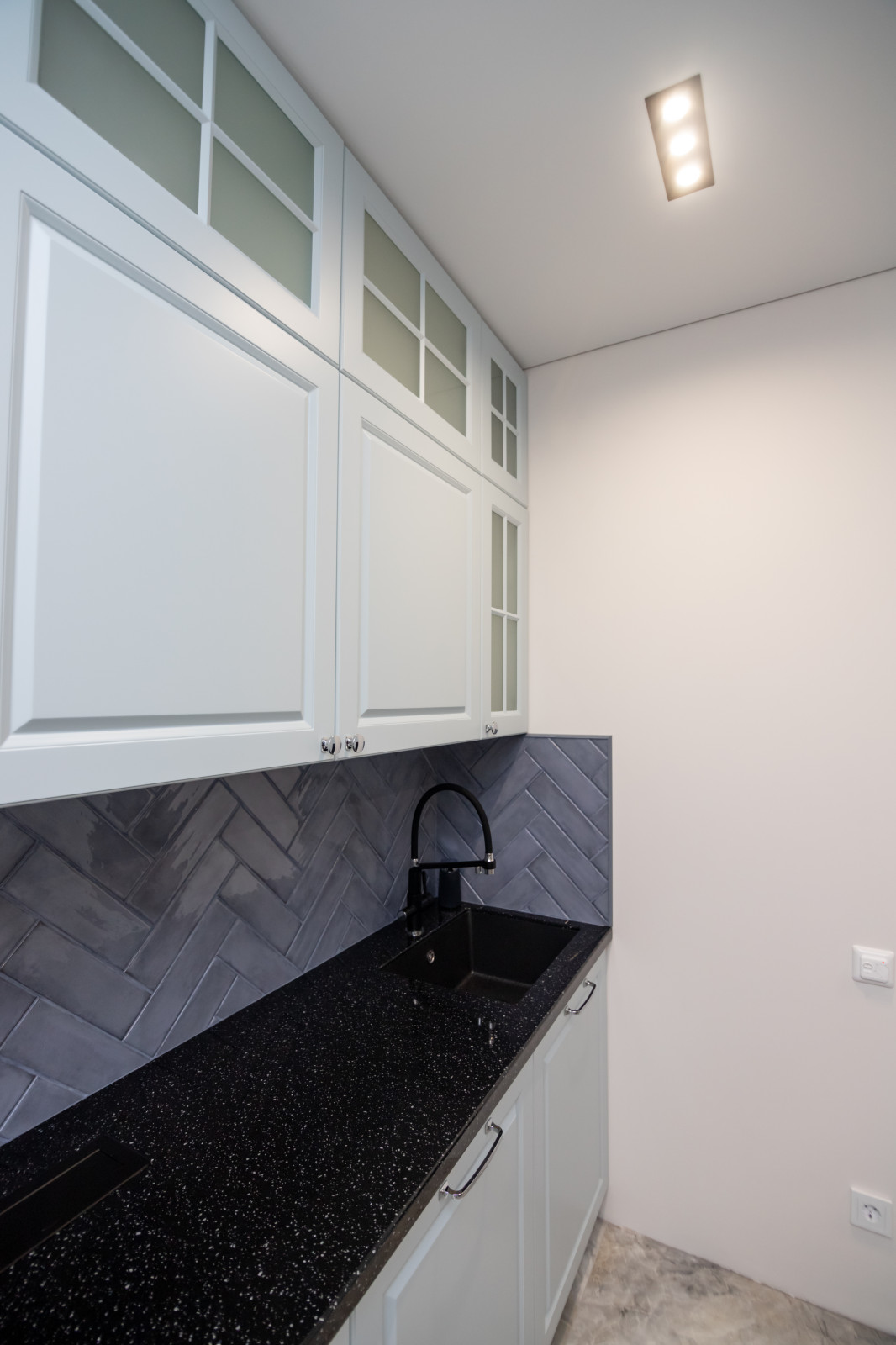 Кухня в серо-голубом цвете с барной стойкой