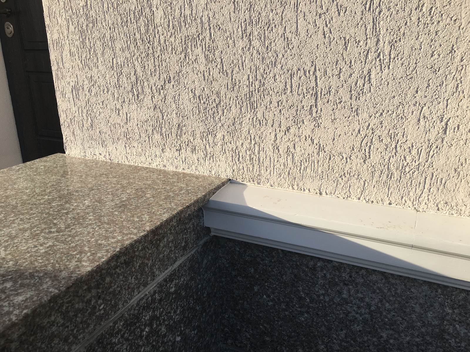 Стык гранита на парапете крыльца и декоративного пояска