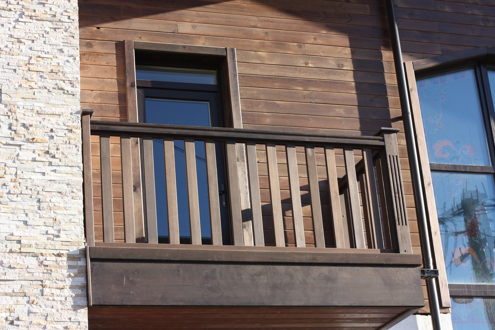 Балкон из массива сосны