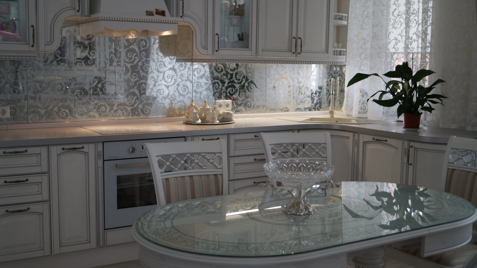 Декоративное зеркало для кухонной панели