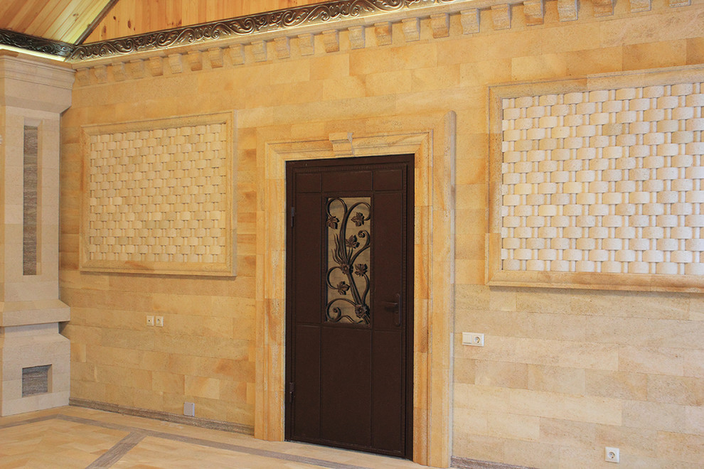 Облицовка природным камнем комплекса для отдыха с беседкой.