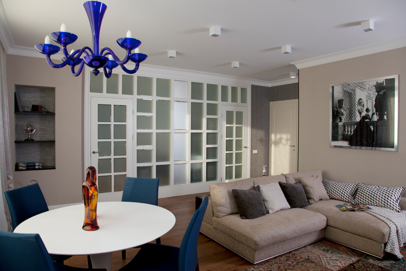 СОВРЕМЕННЫЙ ИНТЕРЬЕР С АНТИКВАРНЫМ КОМОДОМ