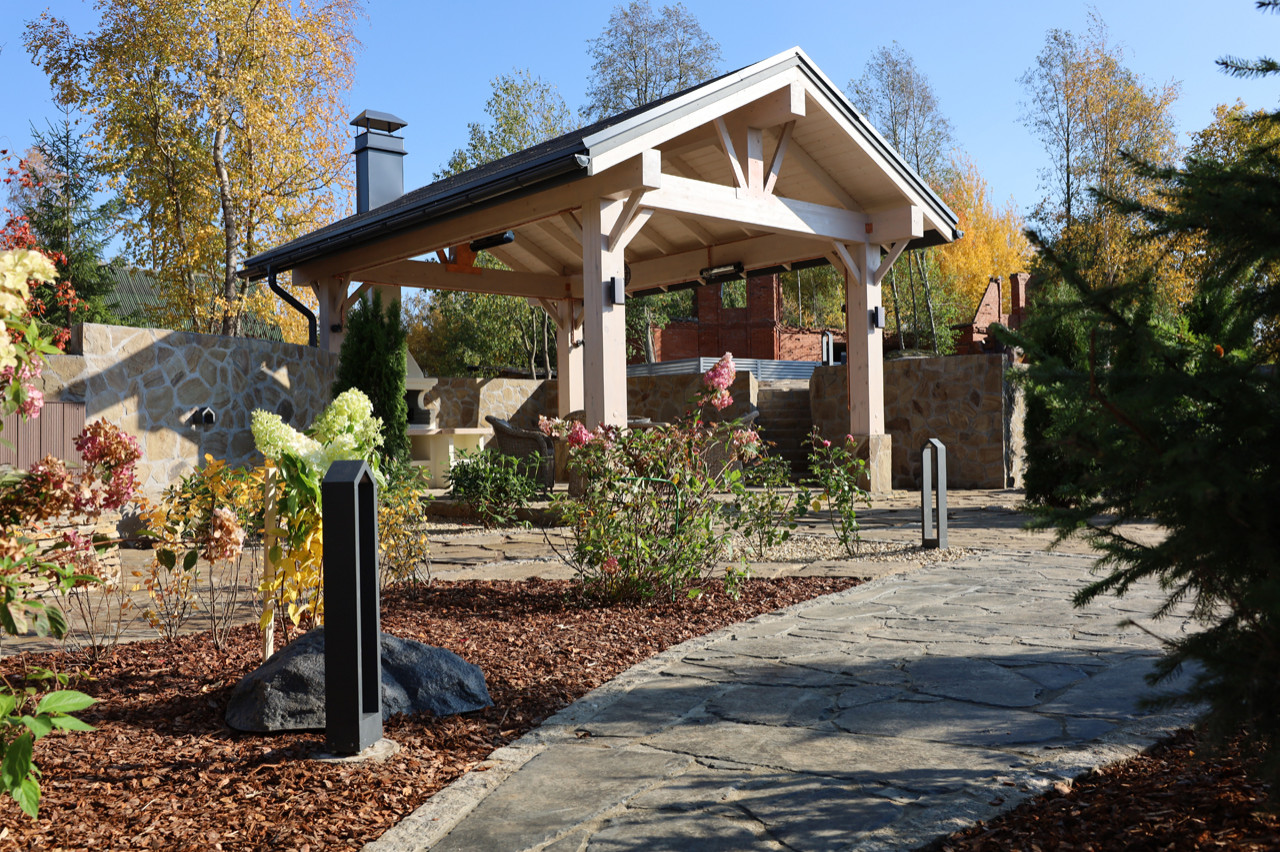 Сад для черной кошки и белого кота