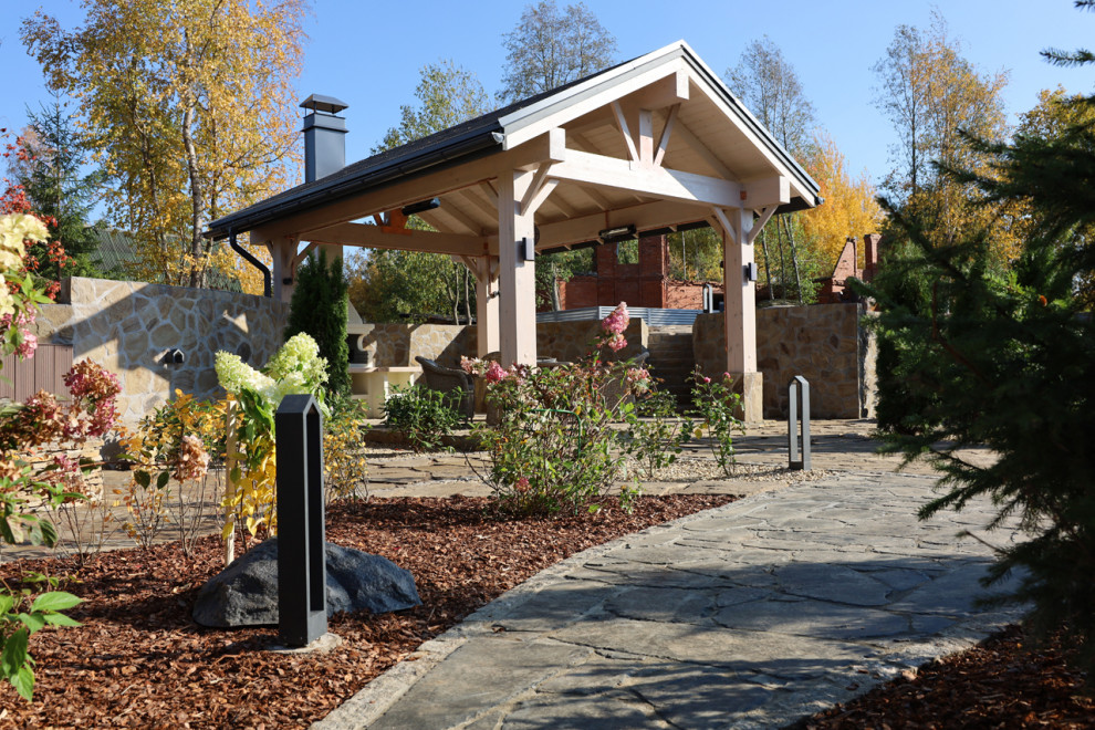 Сад для черной кошки и белого кота