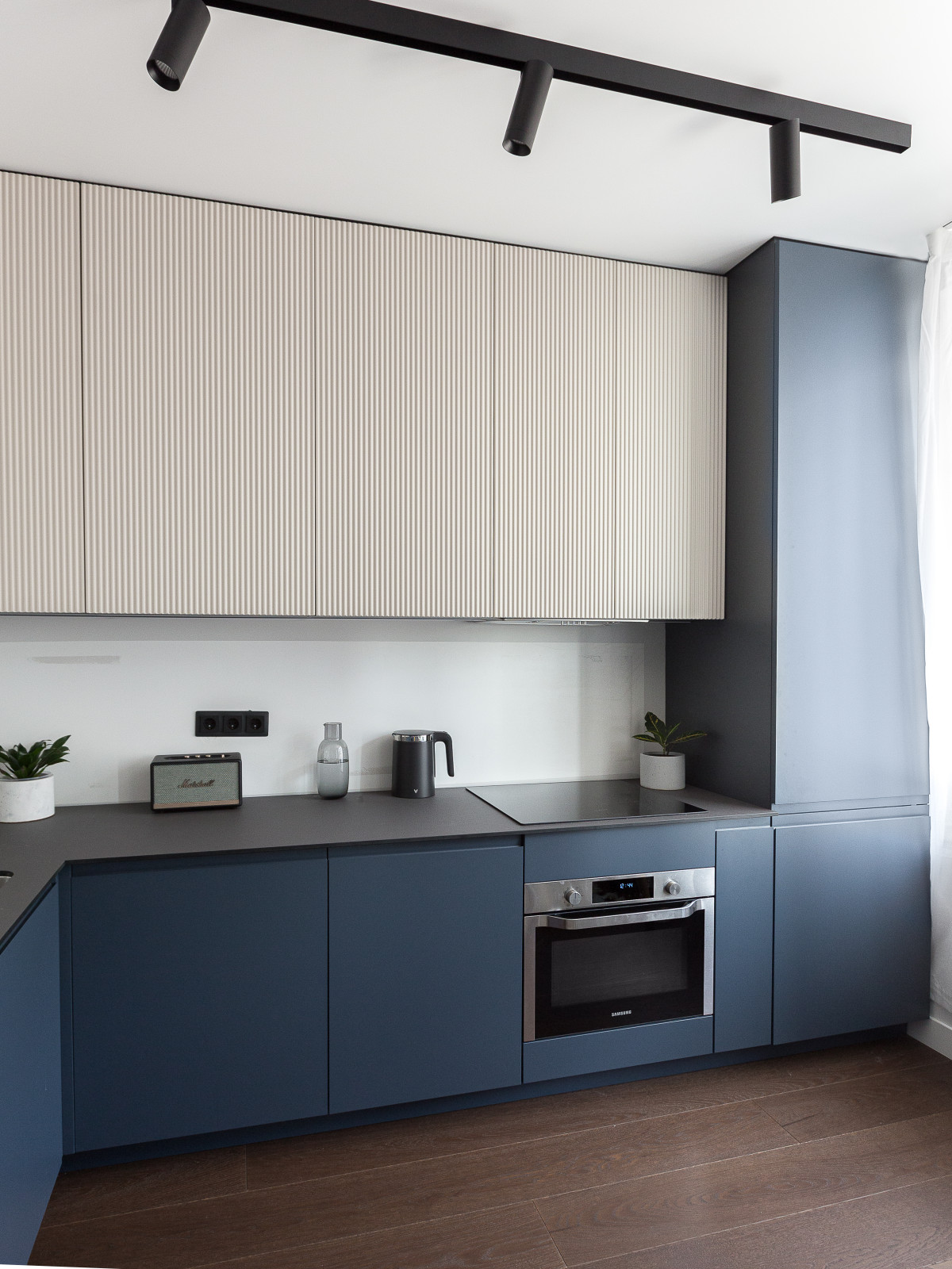 Синяя кухня и шкаф ЖК Преображение