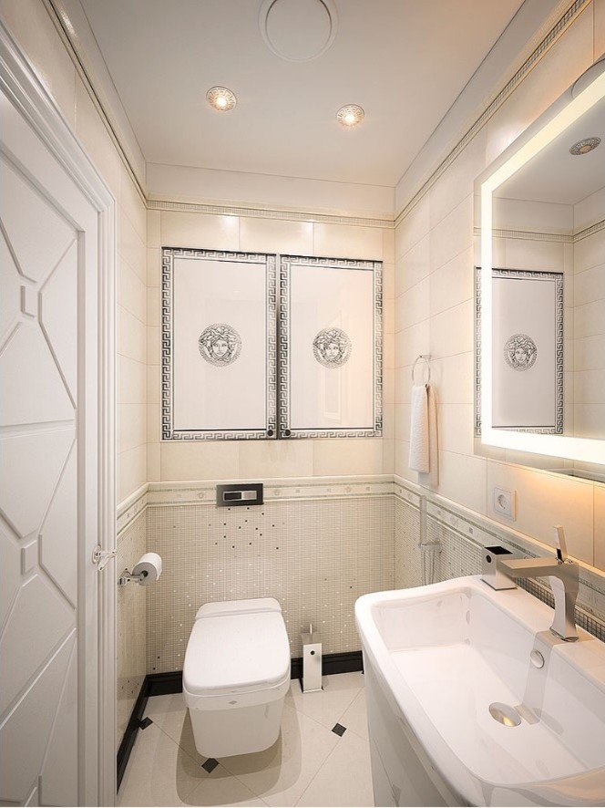 У Ростральных колонн